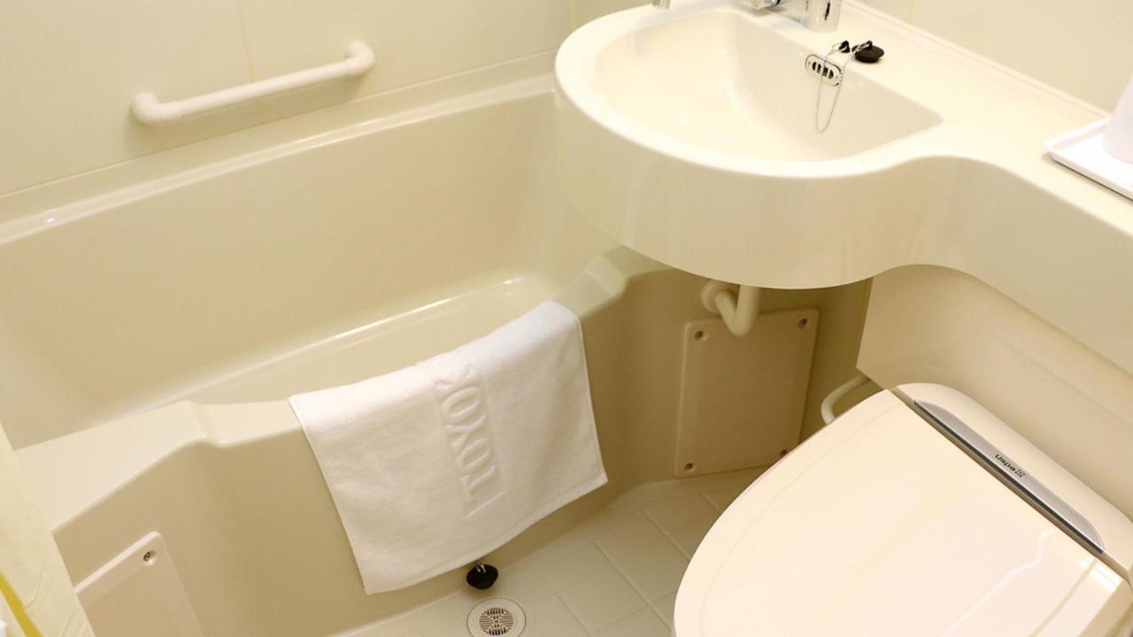 Toyoko Inn Okayama Eki Nishi Guchi Hiroba Exterior foto